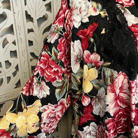 😍HOST PICK😍 SILKY SHINY BLACK RED & GOLD LONG SHORT SLEEVE ROBE KIMONO - Picture 4 of 9